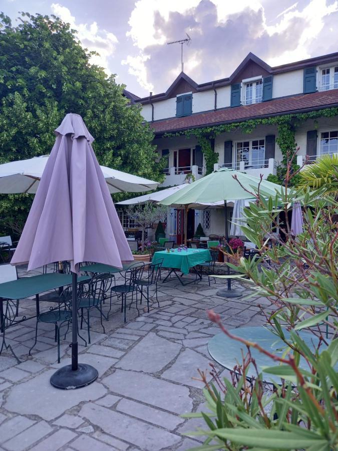 Auberge Des Chasseurs Echenevex Bagian luar foto