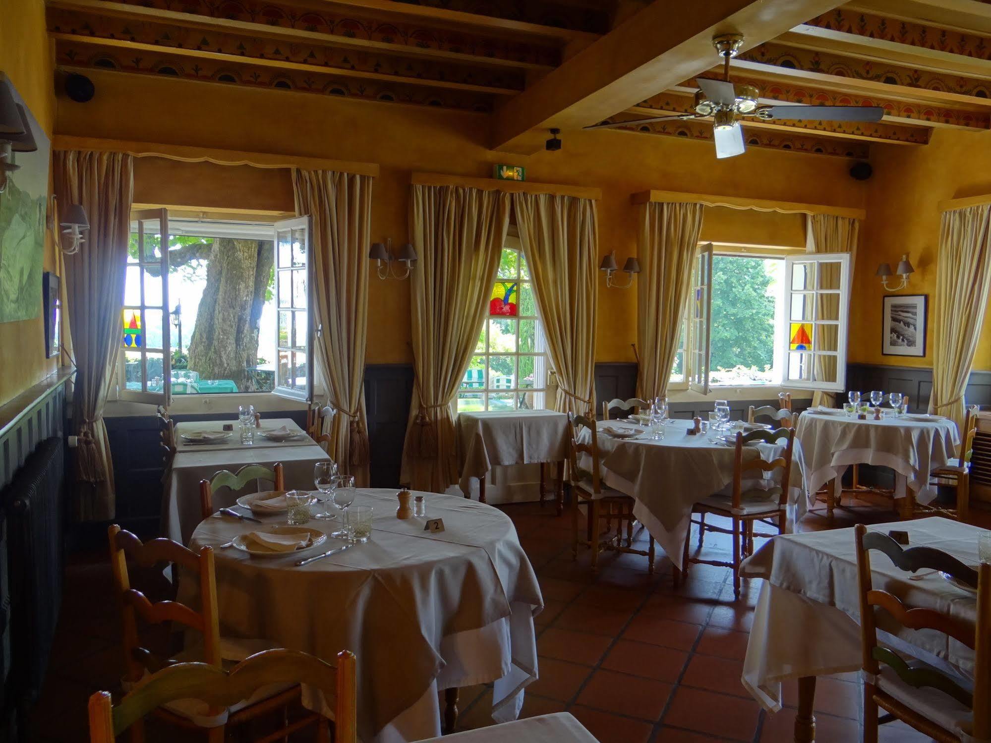Auberge Des Chasseurs Echenevex Bagian luar foto