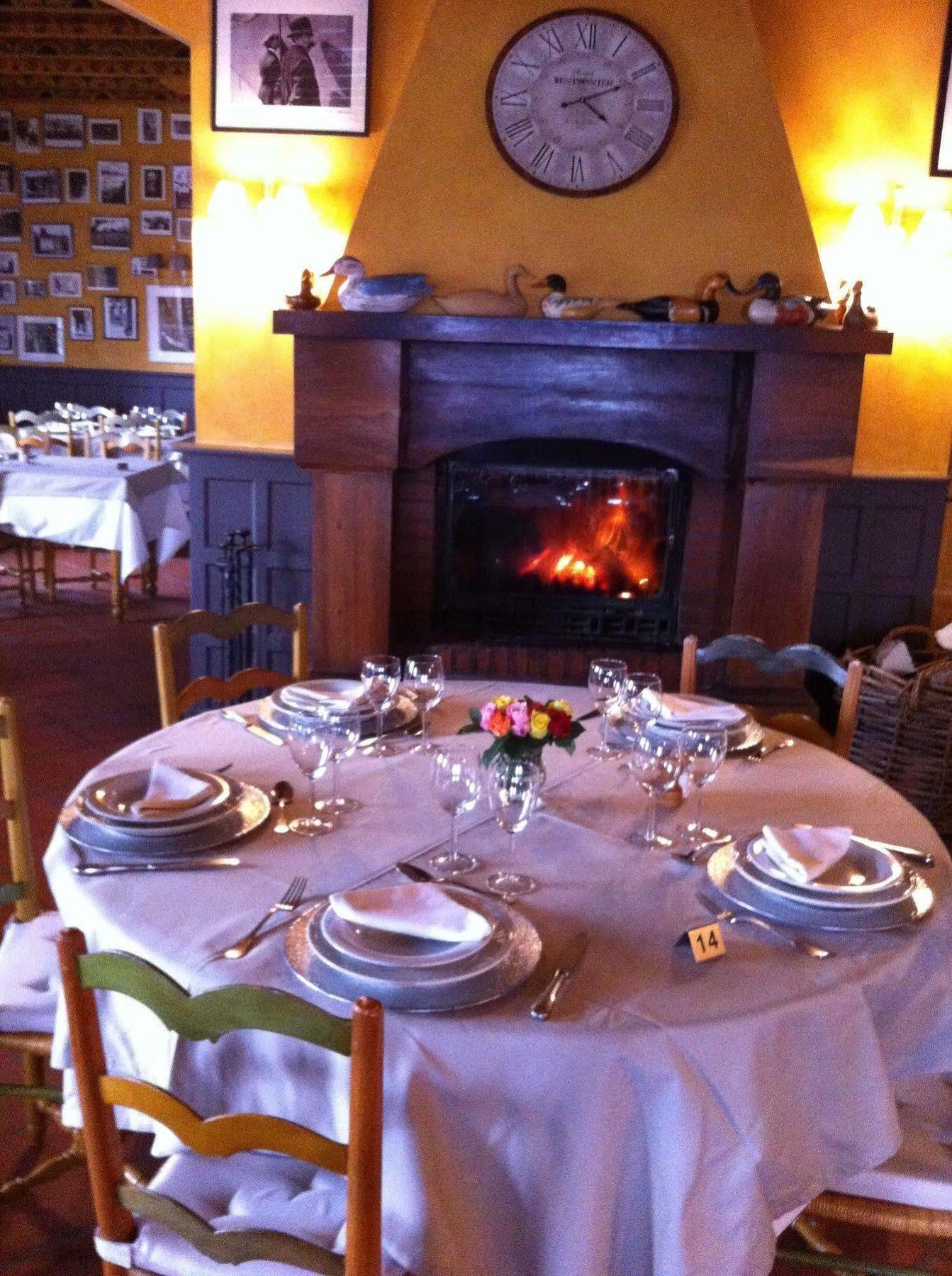 Auberge Des Chasseurs Echenevex Bagian luar foto