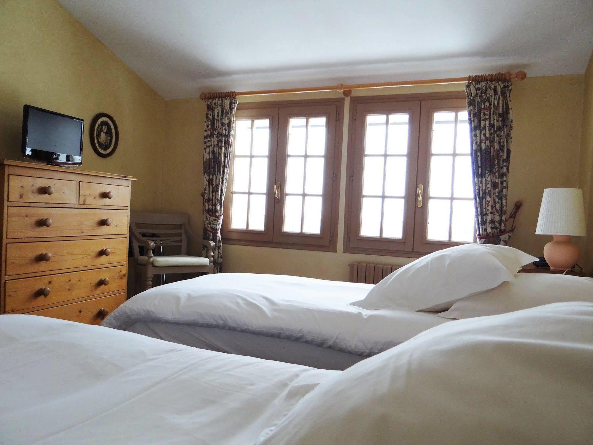 Auberge Des Chasseurs Echenevex Bagian luar foto