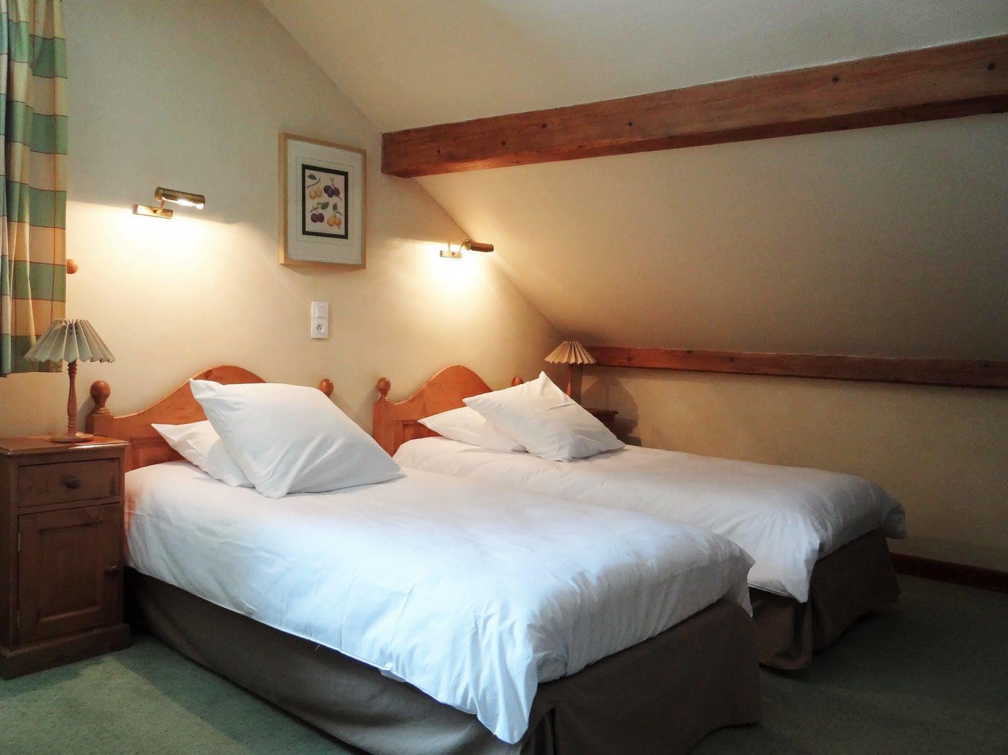Auberge Des Chasseurs Echenevex Bagian luar foto