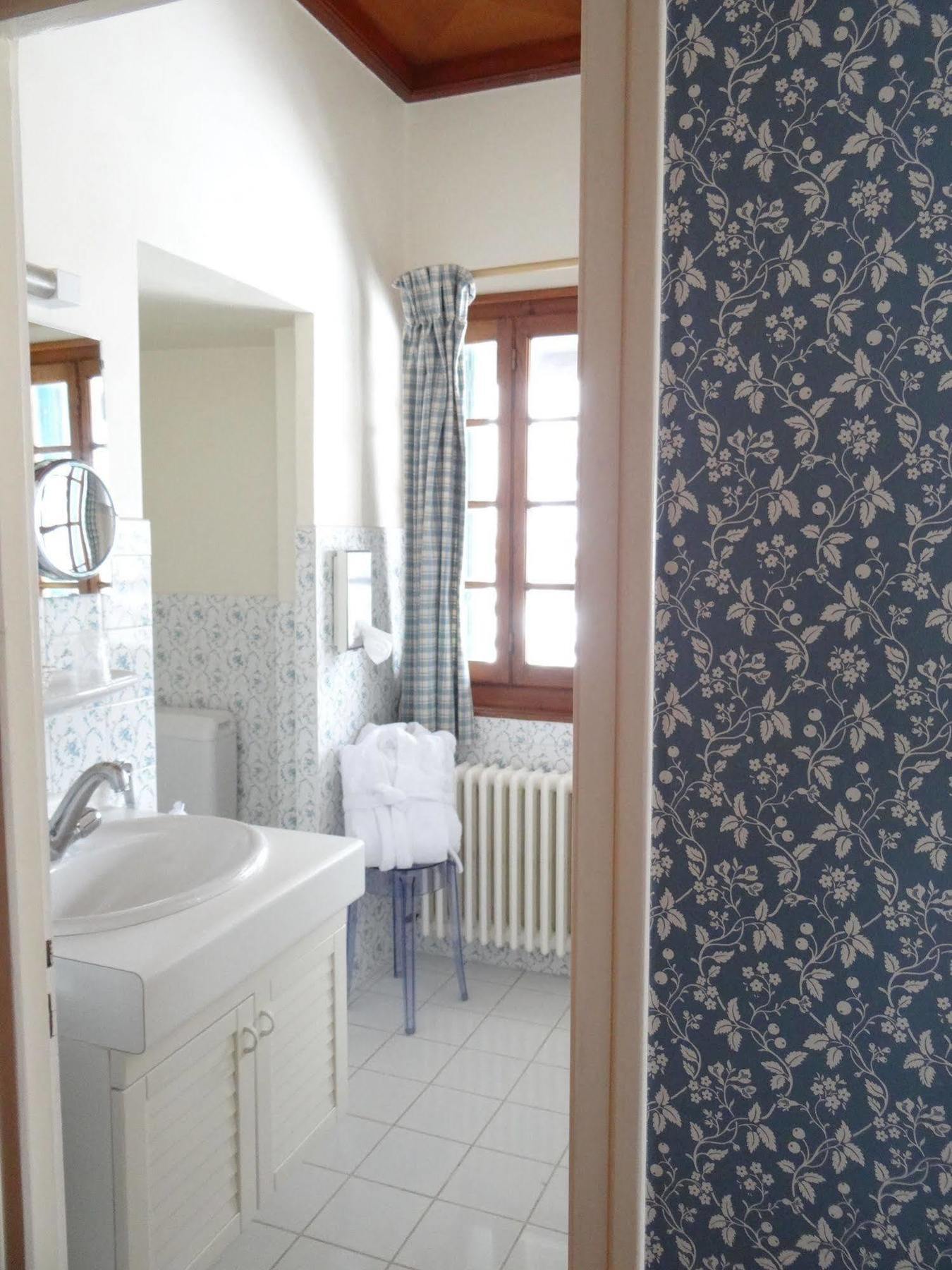 Auberge Des Chasseurs Echenevex Bagian luar foto