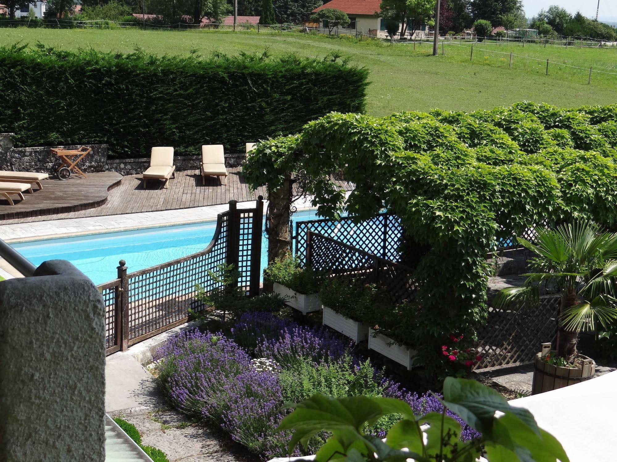 Auberge Des Chasseurs Echenevex Bagian luar foto